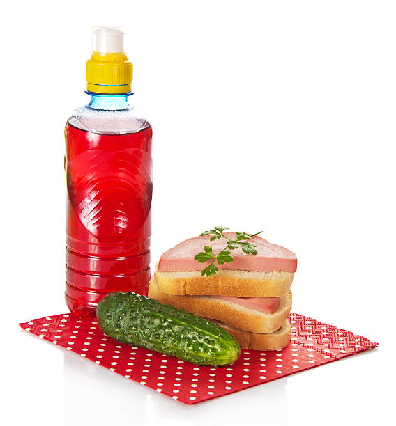 сэндвичи, огурец и бутылка с juce - juce стоковые фото и изображения