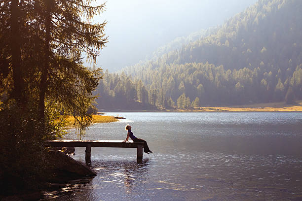 profitez de la nature - bodies of water people yoga horizontal photos et images de collection