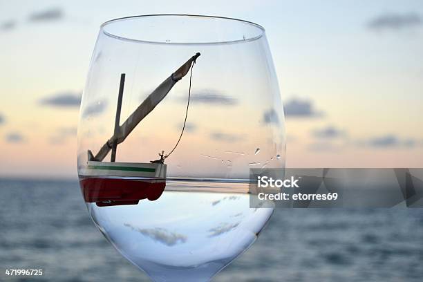 Barco No Copo - Fotografias de stock e mais imagens de Abuso de Álcool - Abuso de Álcool, Alegoria, Antigo