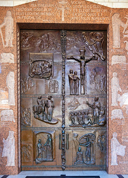 bronze porte della cattedrale dell'annunciazione in nazareth - maria di nazareth foto e immagini stock