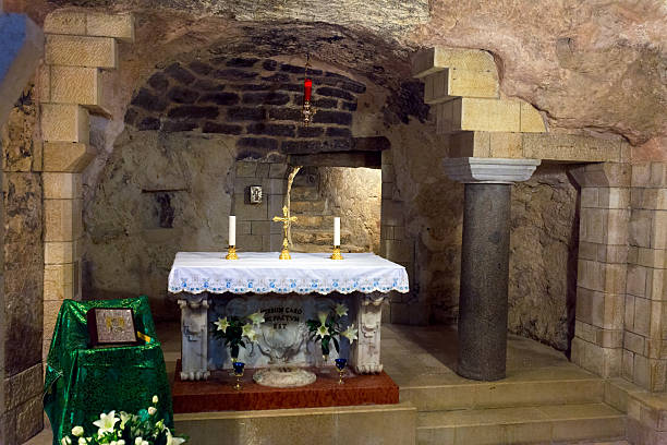 grotta di santa maria della cattedrale dell'annunciazione - maria di nazareth foto e immagini stock