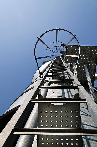 perspetiva pessoal para a segurança da escada de metal - personal perspective vanishing point diminishing perspective staircase imagens e fotografias de stock