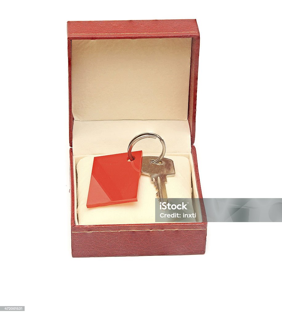 Llaves en rojo caja de regalo Aislado en blanco - Foto de stock de Accesibilidad libre de derechos