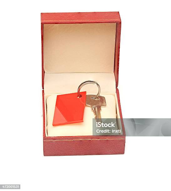 Llaves En Rojo Caja De Regalo Aislado En Blanco Foto de stock y más banco de imágenes de Accesibilidad - Accesibilidad, Acero, Cartel inmobiliario