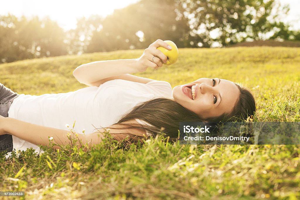 Женщина ест яблоко - Стоковые фото Белый роялти-фри