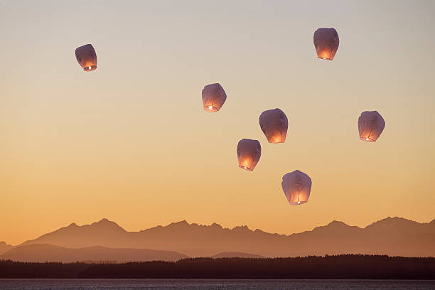 上向きのスカイランタンフライング - chinese lantern ストックフォトと画像