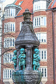 fountain-statue-in-bremen-deutschland.jp
