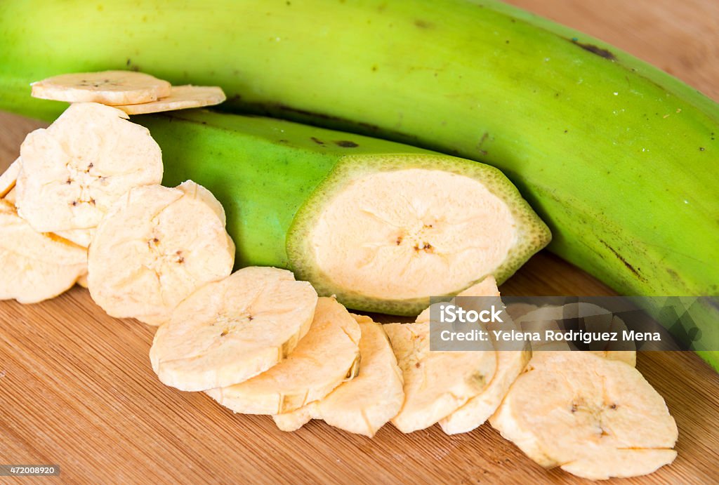 キューバ料理：グリーン Plantian バナナチップ - プランテインのロイヤリティフリーストックフォト