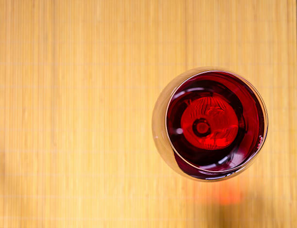 vino rosso in un bicchiere da vino.  la vista dall'alto - fruit table bamboo black foto e immagini stock