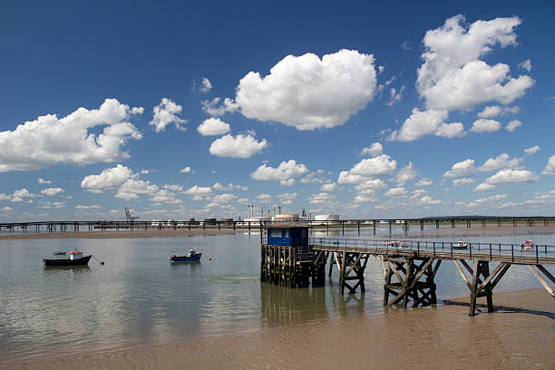 holehaven creek, île de canvey, essex, angleterre - île de canvey photos et images de collection