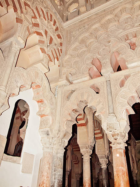 페인트 및 스트라이프드 아치 있는 mezquita, - striped andalusia arch architecture 뉴스 사진 이미지