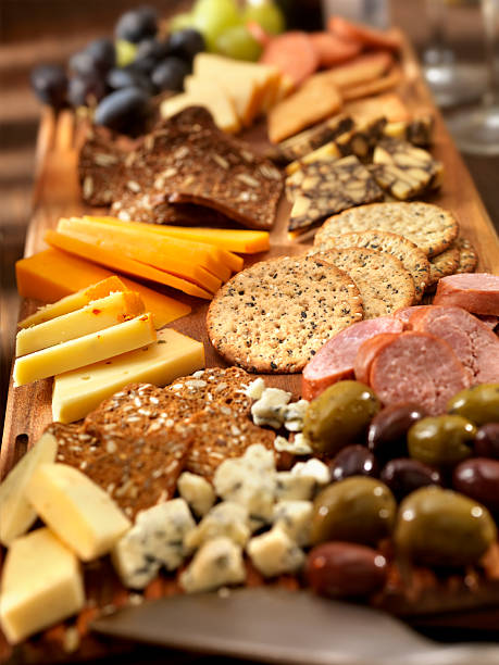 almuerzo de pan con queso y encurtidos - cheese still life tray french cuisine fotografías e imágenes de stock