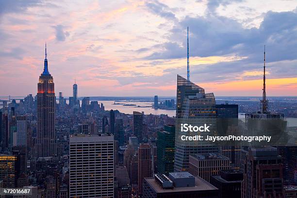 Manhattan In New York City Stockfoto und mehr Bilder von Abenddämmerung - Abenddämmerung, Ansicht aus erhöhter Perspektive, Architektur