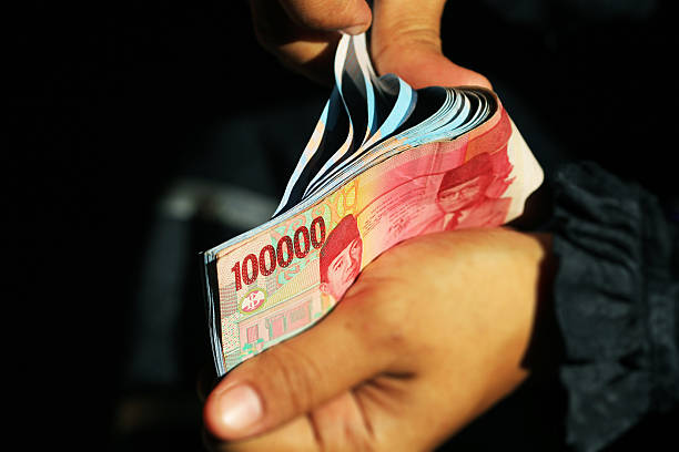 zählen - indonesian currency stock-fotos und bilder