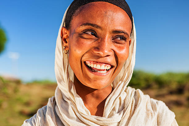 retrato de joven mujer africana, etiopía, áfrica - village africa ethiopian culture ethiopia fotografías e imágenes de stock