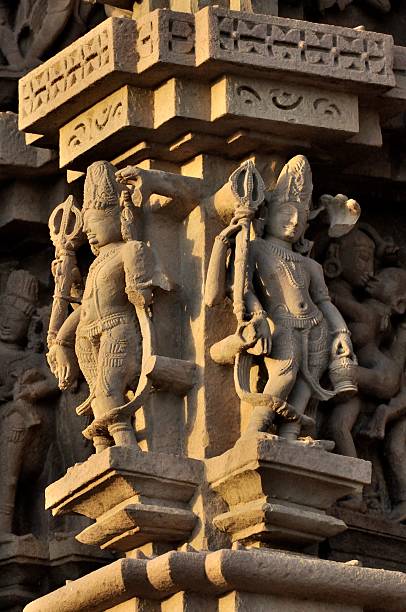 sculture umane in vishvanatha temple, khajuraho, sito patrimonio dell'unesco. - art shiva sexual activity sexual issues foto e immagini stock
