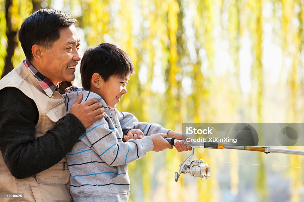 Pai e filho pesca juntos no lago - Royalty-free Chinês Foto de stock