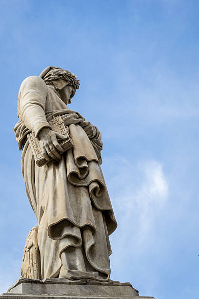 istock Dante Alighieri's Statue in Florence 472021574