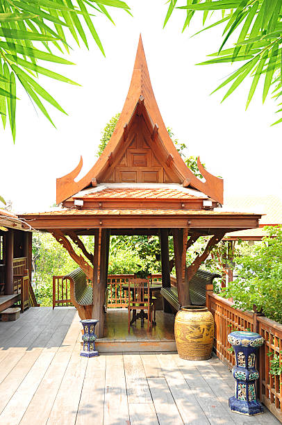 traditionellen thai-stil aus holz pavillon - gable end stock-fotos und bilder