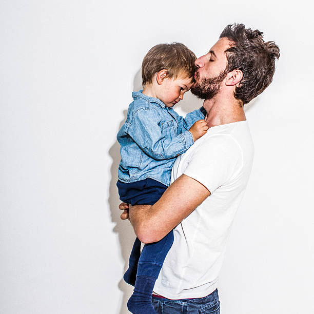 padre e hijo - t shirt child white portrait fotografías e imágenes de stock