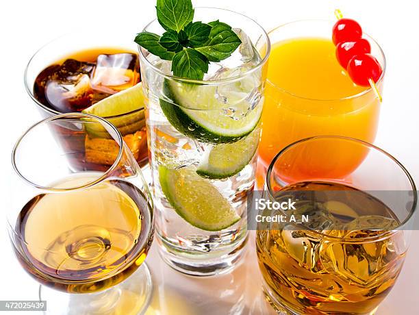 Koktajle - zdjęcia stockowe i więcej obrazów Alkohol - napój - Alkohol - napój, Alkoholizm, Bar - Lokal gastronomiczny