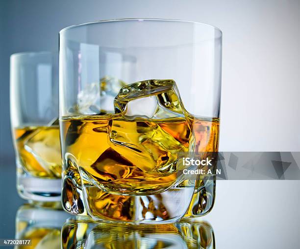 Zwei Whiskeys Stockfoto und mehr Bilder von Alkoholisches Getränk - Alkoholisches Getränk, Eis, Eiswürfel