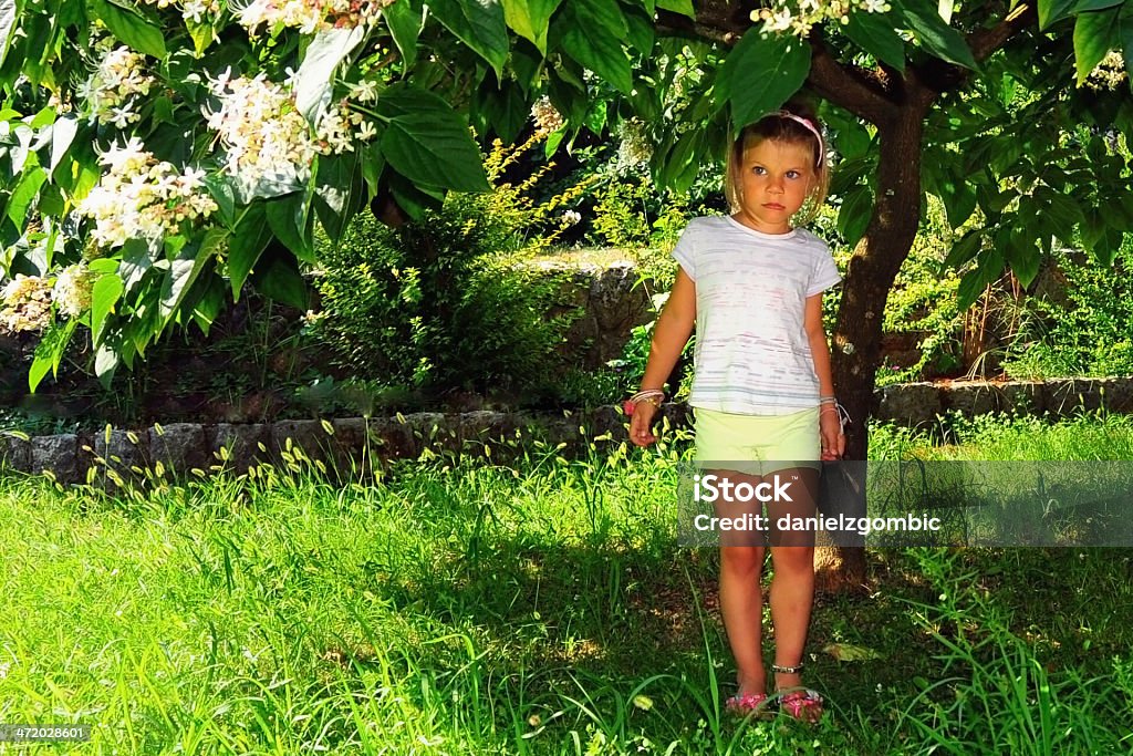 Petite fille dans le jardin - Photo de Agriculture libre de droits