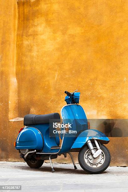 Foto de Blue Scooter Clássico Contra A Parede De Grunge Amarela Toscana Itália e mais fotos de stock de Lambreta
