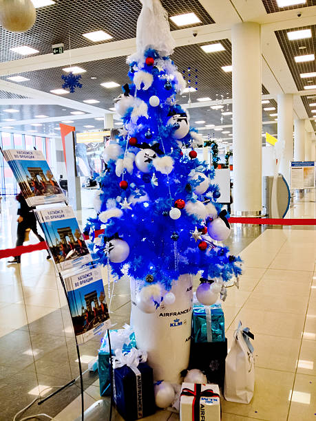 weihnachtsbaum in svo, sheremetyevo airport hotel, moskau - mobilestock editorial russia airport stock-fotos und bilder