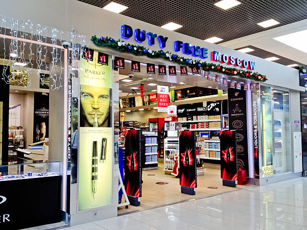 duty-free-shop am flughafen sheremetyevo, moskau, russland - mobilestock editorial russia airport stock-fotos und bilder