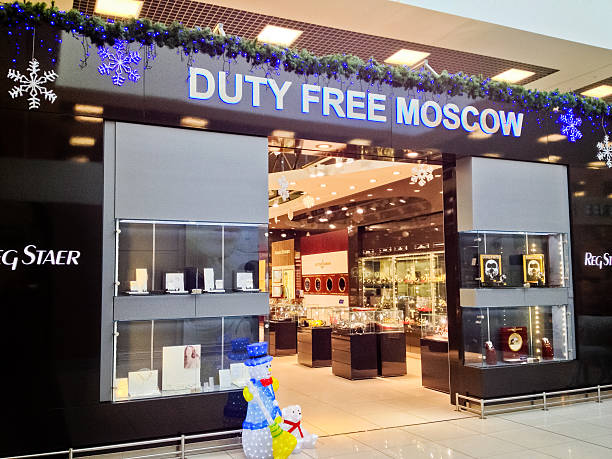 decorazioni di natale al negozio duty free, sheremetyevo airport, - mobilestock editorial russia airport foto e immagini stock