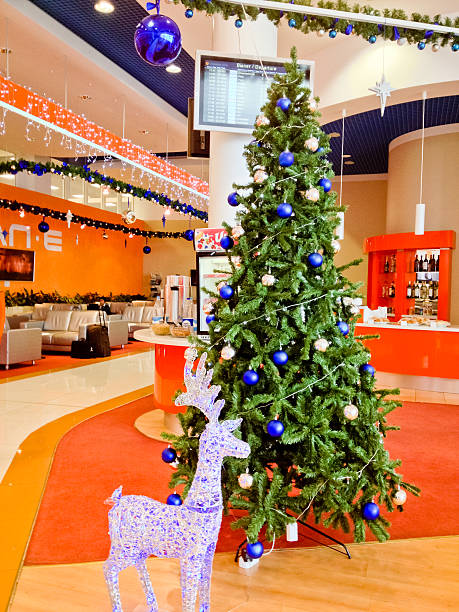 weihnachtsbaum in svo, sheremetyevo airport hotel, moskau - mobilestock editorial russia airport stock-fotos und bilder