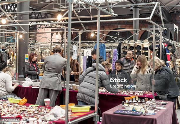 Mercado Spitalfields East End Em Londres - Fotografias de stock e mais imagens de Adulto - Adulto, Arte e Artesanato - Arte visual, Banca de Mercado