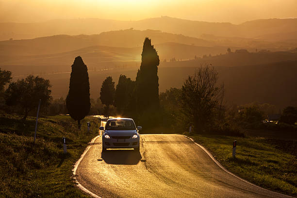 route de paysage de la toscane au coucher du soleil - tuscan cypress photos et images de collection
