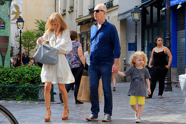 persone, shopping a rue des rosiers a parigi - jewish quarter foto e immagini stock