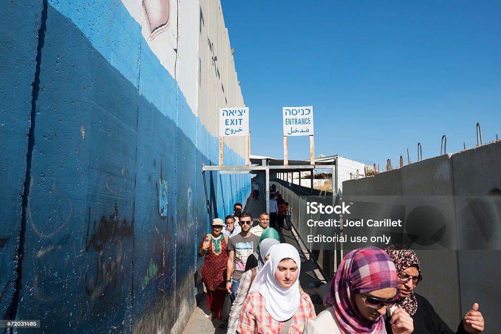 Les Palestiniens à Bethlehem checkpoint de West Bank - Photo de Barrière de sécurité - Structure bâtie libre de droits