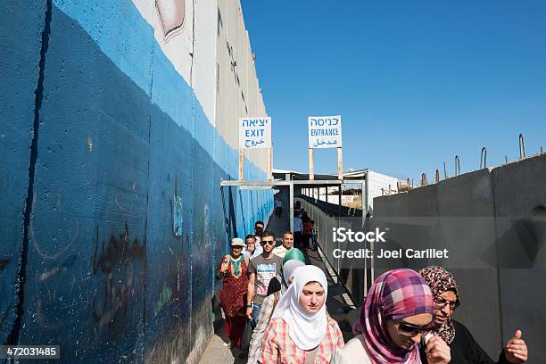 Photo libre de droit de Les Palestiniens À Bethlehem Checkpoint De West Bank banque d'images et plus d'images libres de droit de Barrière de sécurité - Structure bâtie