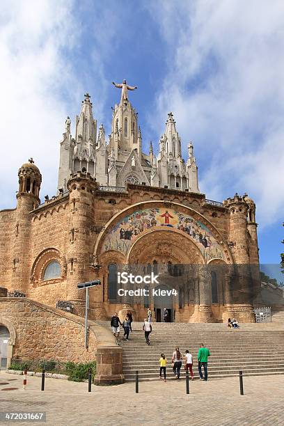 Foto de Templo Na Montanha Tibidabo Em Barcelona e mais fotos de stock de Arquitetura - Arquitetura, Azul, Barcelona - Espanha