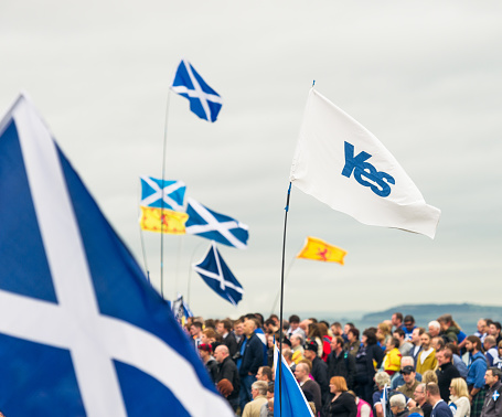 Las personas que llevan banderas en favor de la independencia escocesa photo