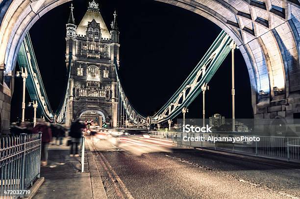 Tower Bridge A Londra Inghilterra Di Nottevi - Fotografie stock e altre immagini di Architettura - Architettura, Arco - Architettura, Autobus