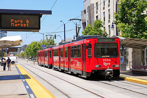 サンディエゴの有名なレッドトロリーからダウンタウンを通過 - san diego trolley ストックフ�ォトと画像