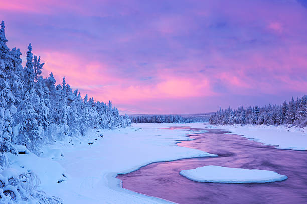 lever du soleil sur les rapides dans un paysage d'hiver, laponie finlandaise - vibrant color forest ice snow photos et images de collection