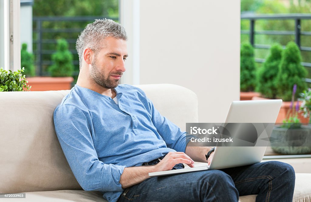 Mann mit laptop zu Hause - Lizenzfrei Arbeiten Stock-Foto