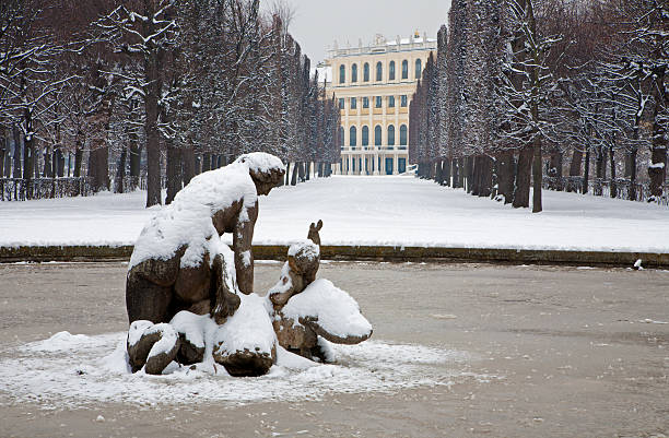 vienna-palacio de schönbrunn y fuente en invierno - mythology snow winter austria fotografías e imágenes de stock