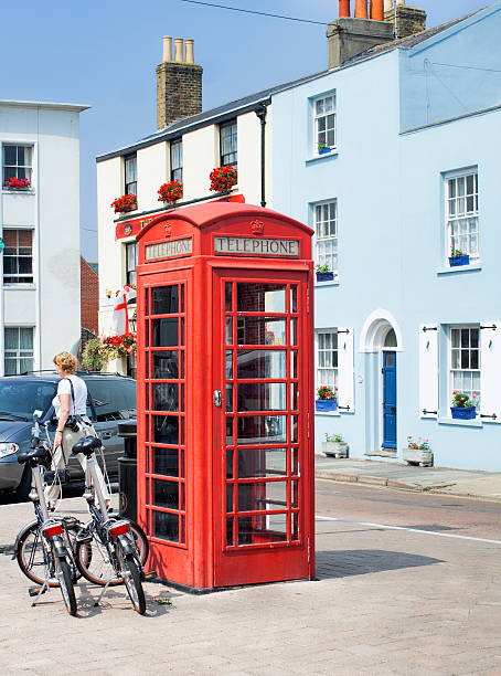 telefone com caixa vermelha britânica em oferta kent - deal kent - fotografias e filmes do acervo