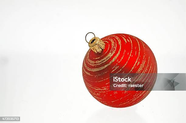 Rojo Navidad Bauble Corte Foto de stock y más banco de imágenes de Adorno de navidad - Adorno de navidad, Adviento, Cinta