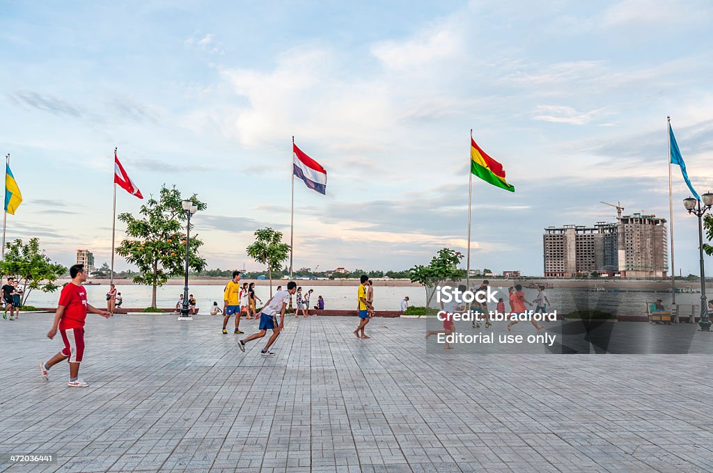 Garotos jogando futebol no Rio frente em Phnom Penh - Foto de stock de Phnom Penh royalty-free