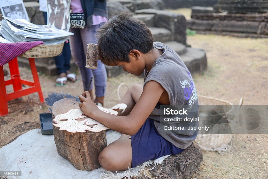 Joven trabajador que la escultura de cuero - Foto de stock de Trabajo de menores libre de derechos
