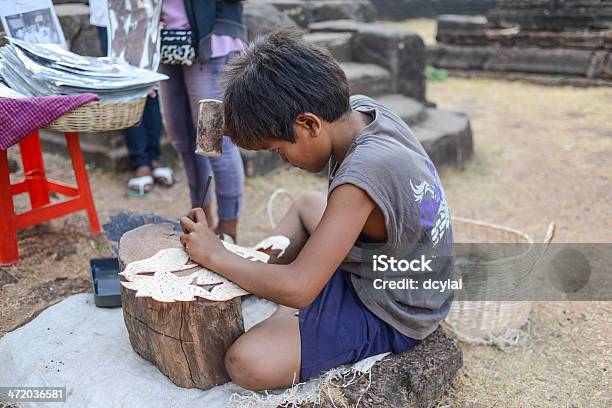 Joven Trabajador Que La Escultura De Cuero Foto de stock y más banco de imágenes de Trabajo de menores - Trabajo de menores, Aire libre, Angkor