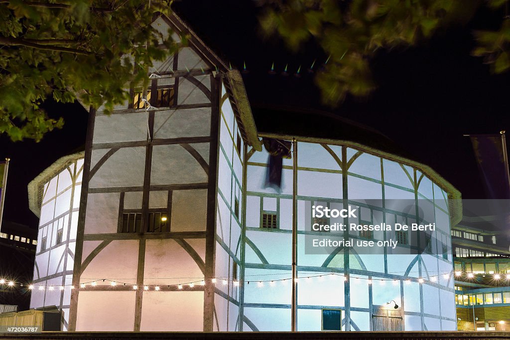 Шекспировский's Globe театр ночью-Лондон - Стоковые фото LypseUK2013 роялти-фри